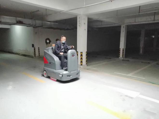 江门小区物业保洁不用人力改用驾驶式洗地机了